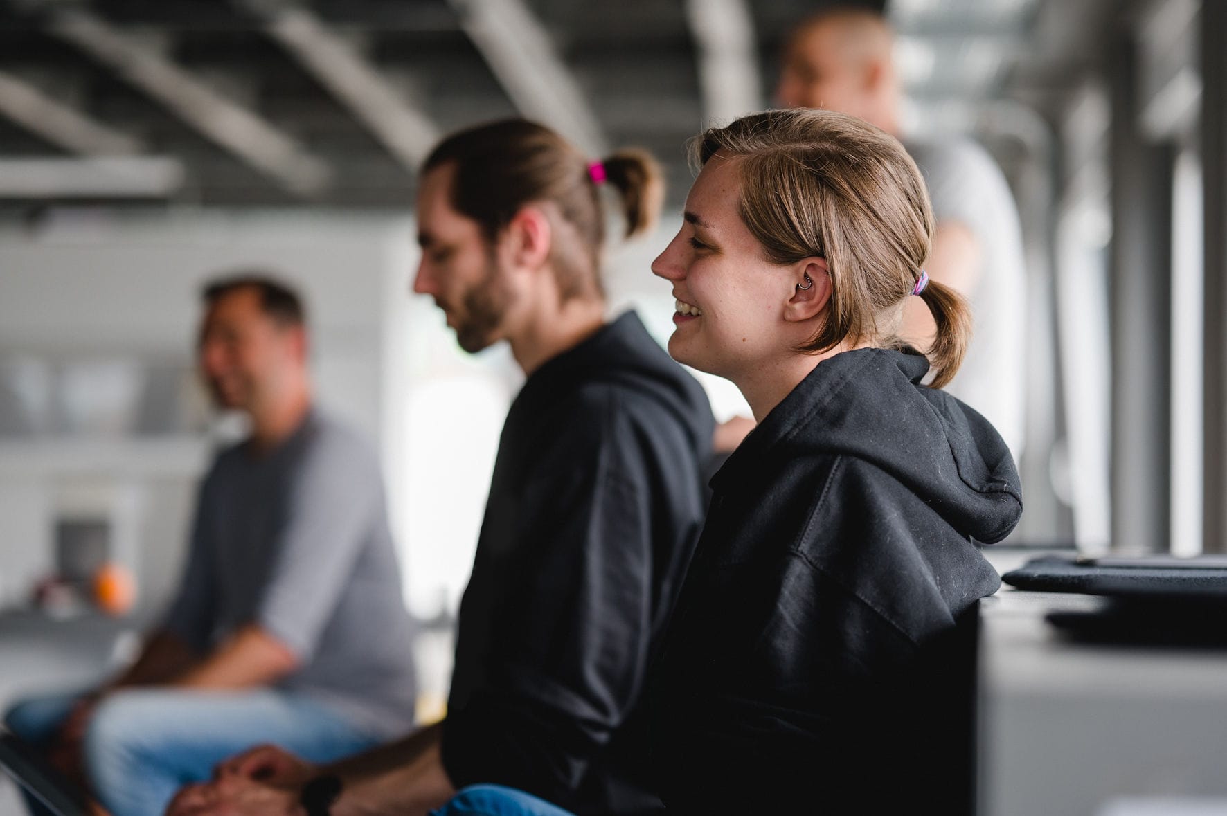 Zwei Mitarbeitende von disphere nehmen an einem Team-Meeting teil