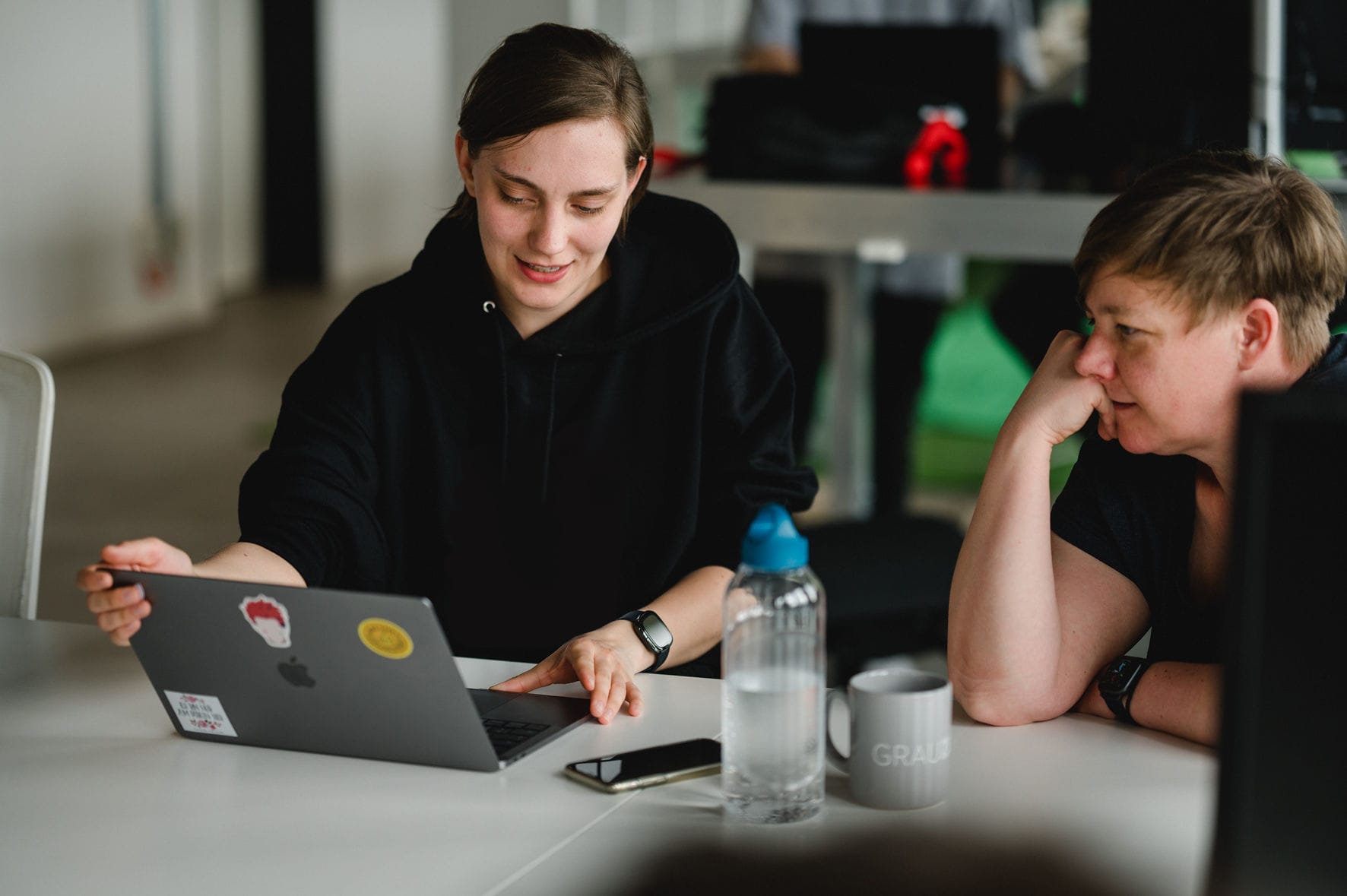 Zwei Mitarbeiterinnen von disphere besprechen weitere Projektschritte für einen Kunden