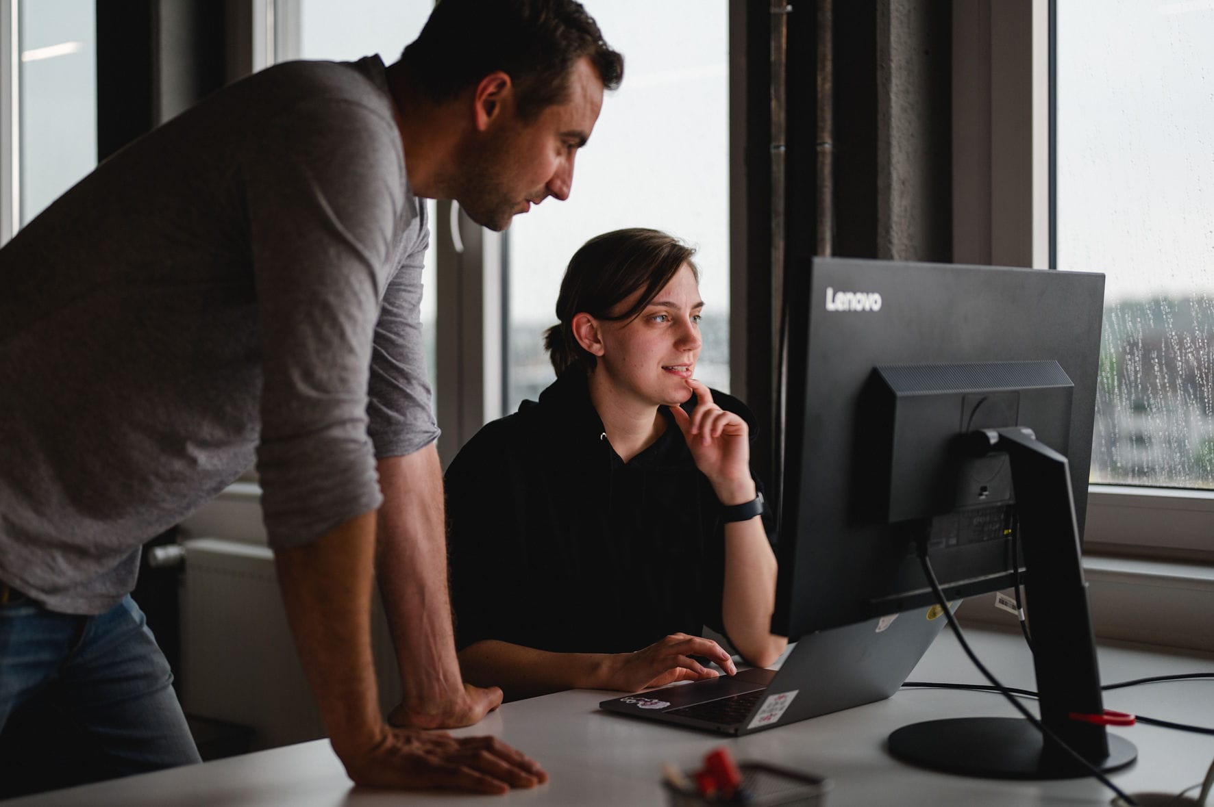 Zwei disphere-Marketing-Mitarbeitende besprechen eine SEO-Strategie für einen Kunden