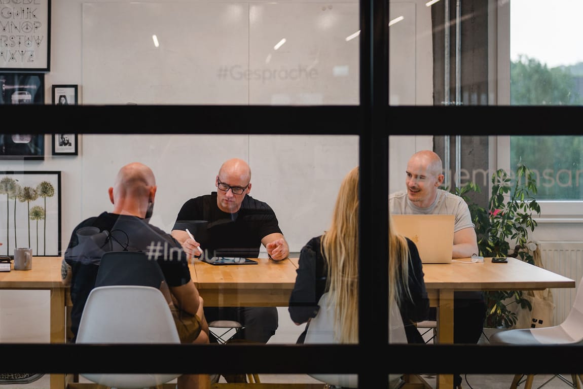 Ein disphere-Team bespricht die Projektziele für einen Kunden