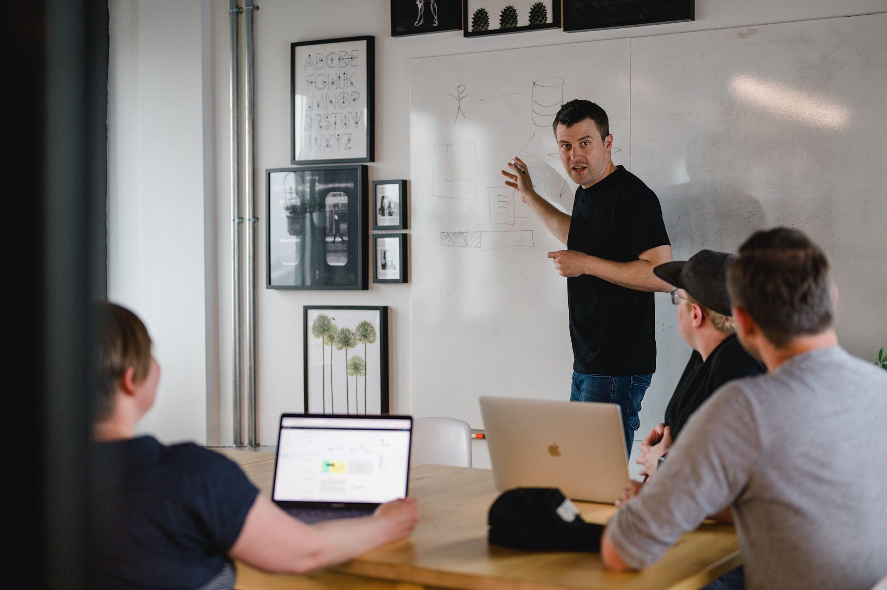 disphere-Mitarbeitende besprechen im Office die Architektur eines Kundenprojekts