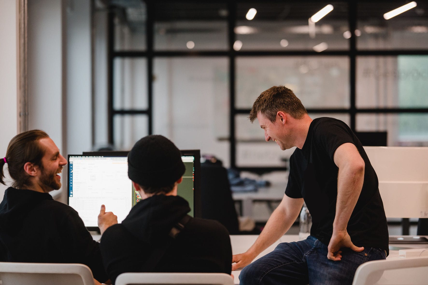 Ein disphere-Entwickler-Team im Gespräch im Office