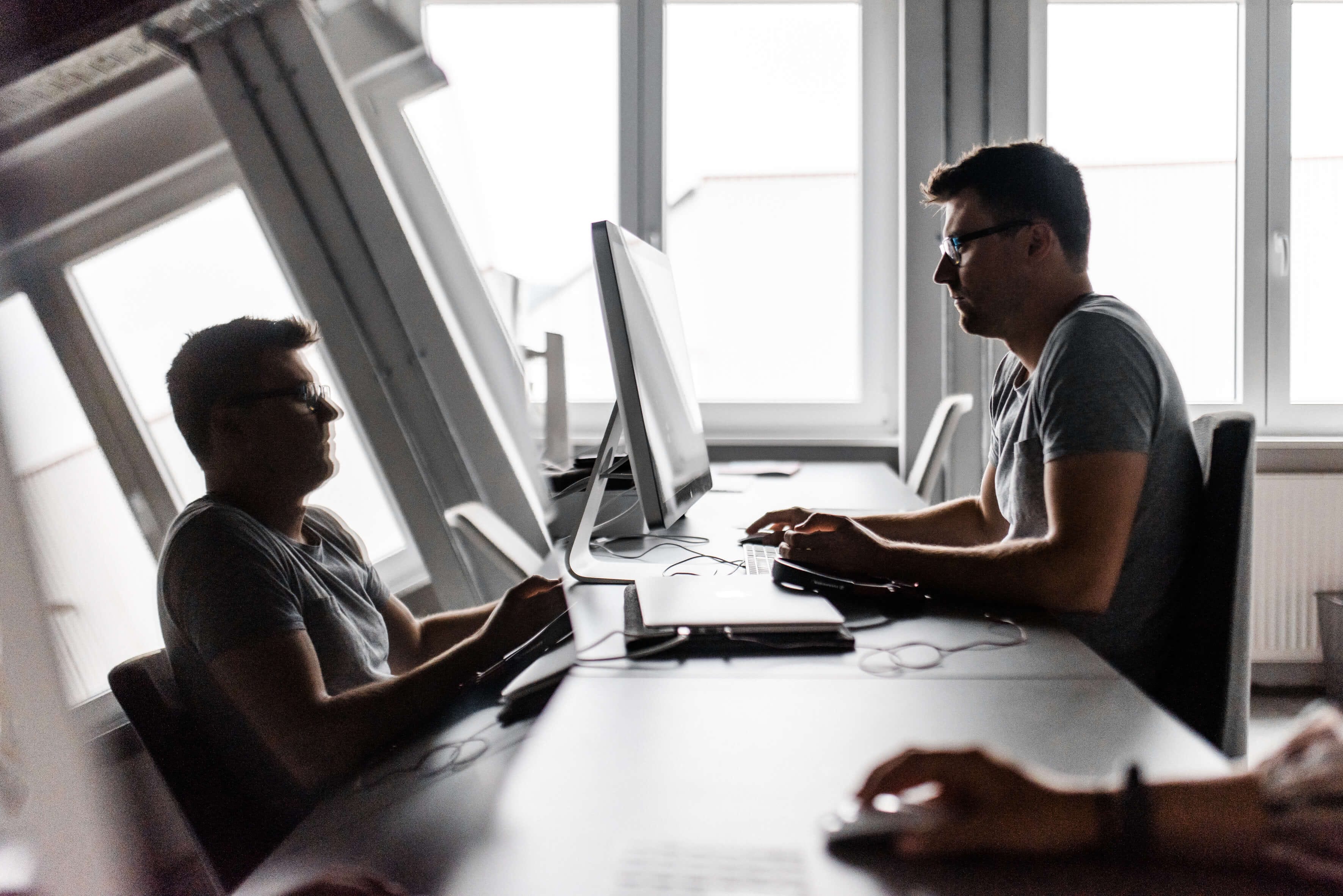 Ein dispgere-Entwickler arbeitet im Office an einem Kundenprojekt